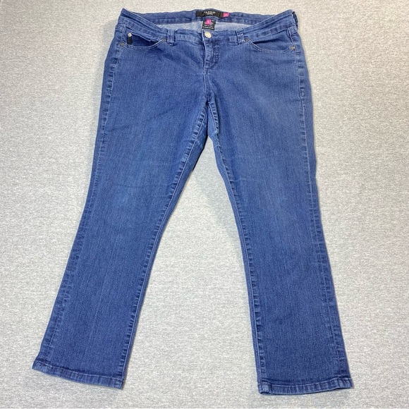 Torrid Jeans Womens 16 Blue Straight Leg Mid Rise Stretch Cropped Casual Denim - Picture 1 of 14